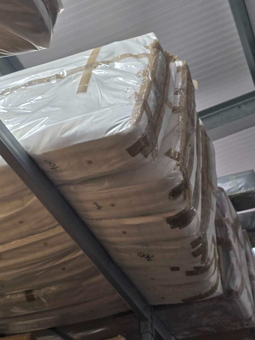 Lot 2787: * Pinnacle Devonshire by Savoir Beds is a superb quality zip-and-link mattress set