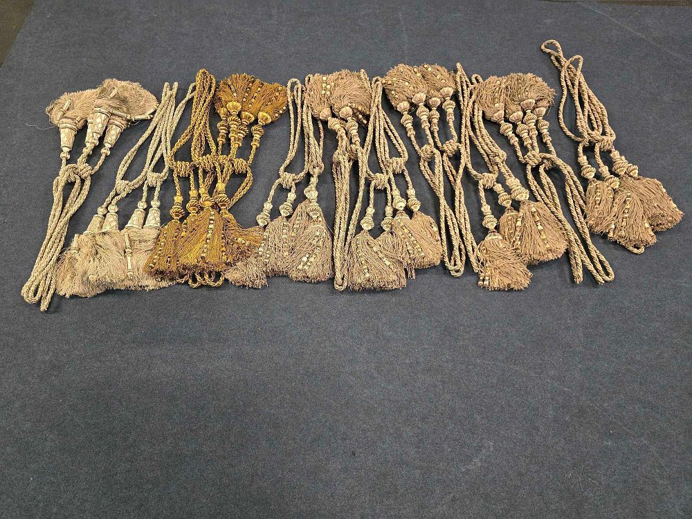 Lot 3053: * 11 X Various Large Tie Backs Tier Tassels