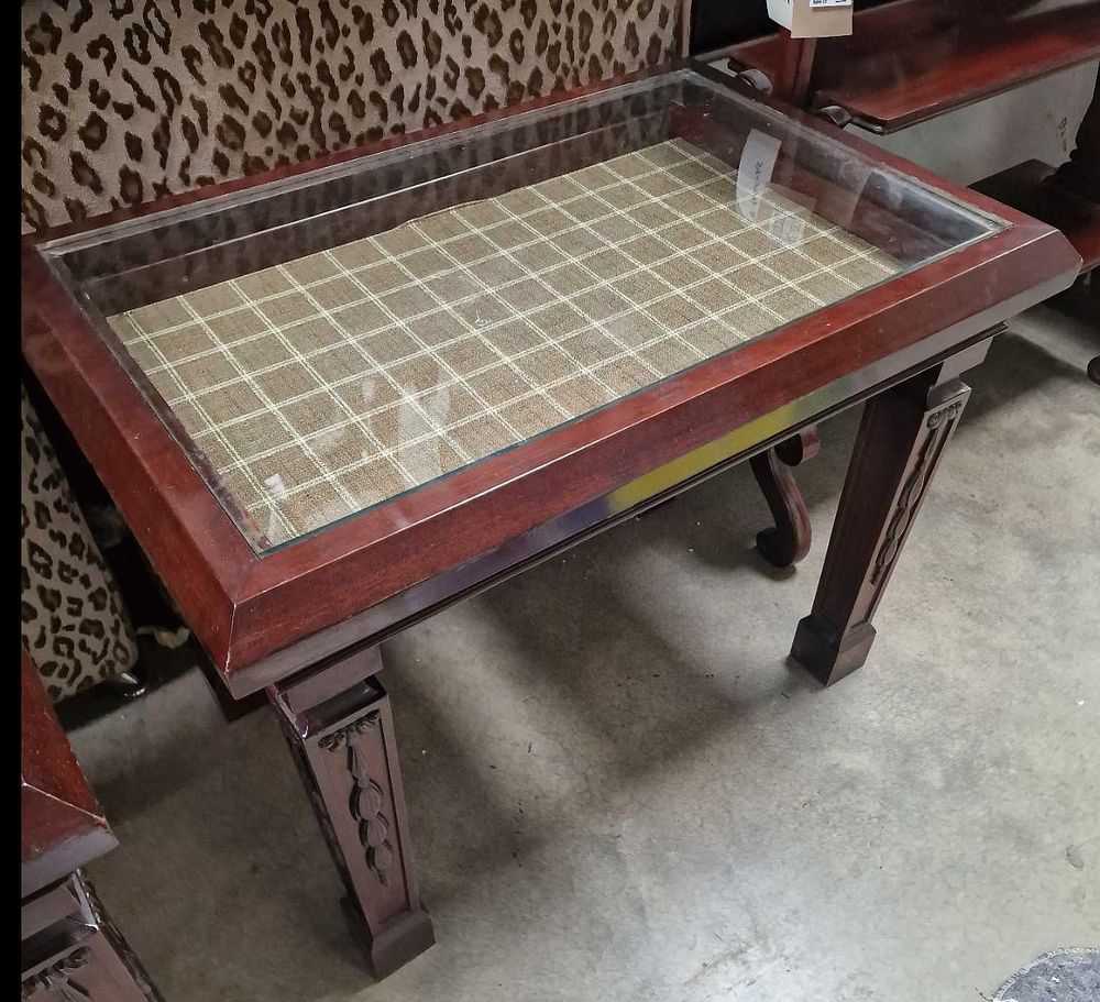 Lot 879: * Edwardian-style mahogany bijouterie table features a rectangular top with a recessed glass display