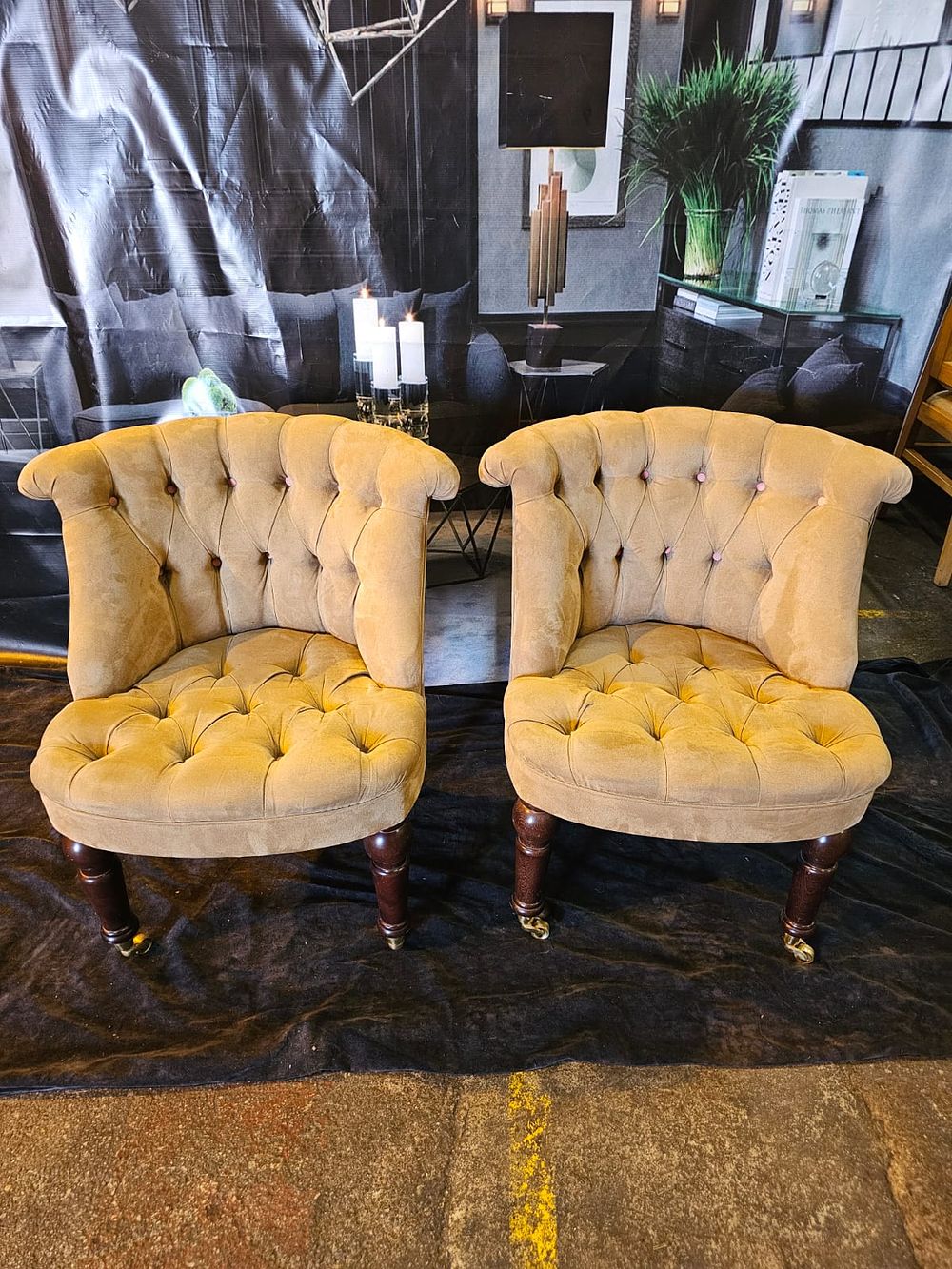 Lot 900: * Pair of Victorian-Style Button-Tufted Slipper Chairs Victorian-inspired slipper chairs