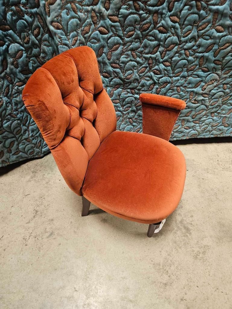 Lot 919: * Porte Italia Terracotta Nursing Style Chair Velvet Heavily Tufted With Buttons Contemporary Chair