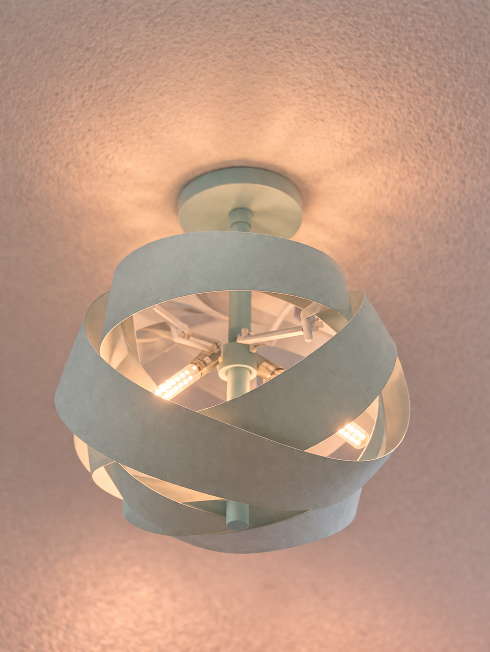 Lot 197: * I-Lite sculptural pendant lamp features a dynamic
