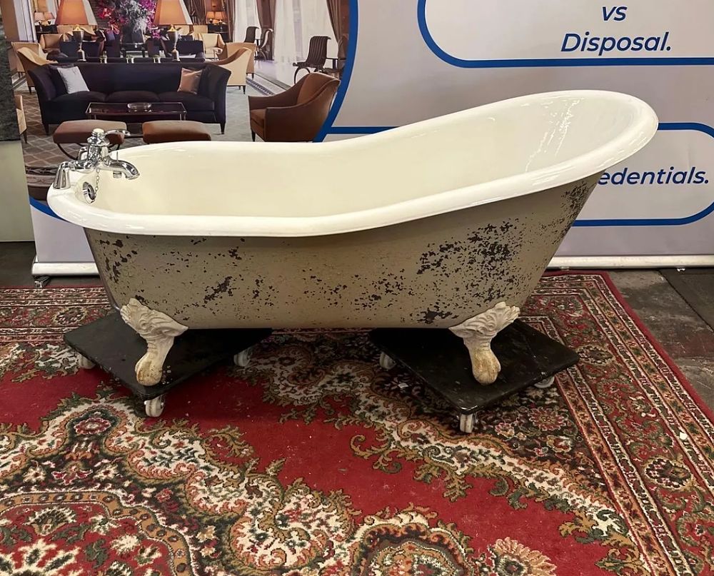 Lot 227: * A white cast?iron freestanding roll?top slipper bath