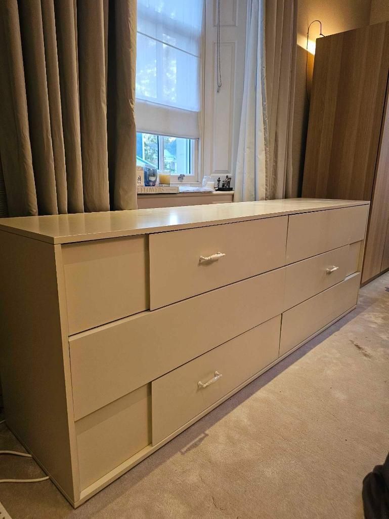 Lot 372: * Long 6 Drawer Chest