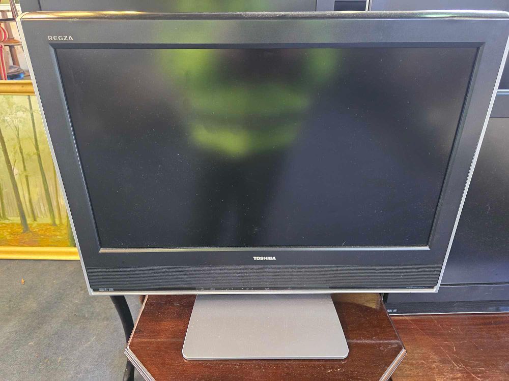 Lot 405: * A 26-inch Toshiba 26WLT66S LCD television in a classic mid-2000s style