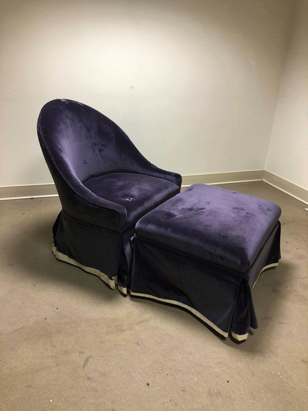 Lot 276: A contemporary blue velvet fabric lounge chair