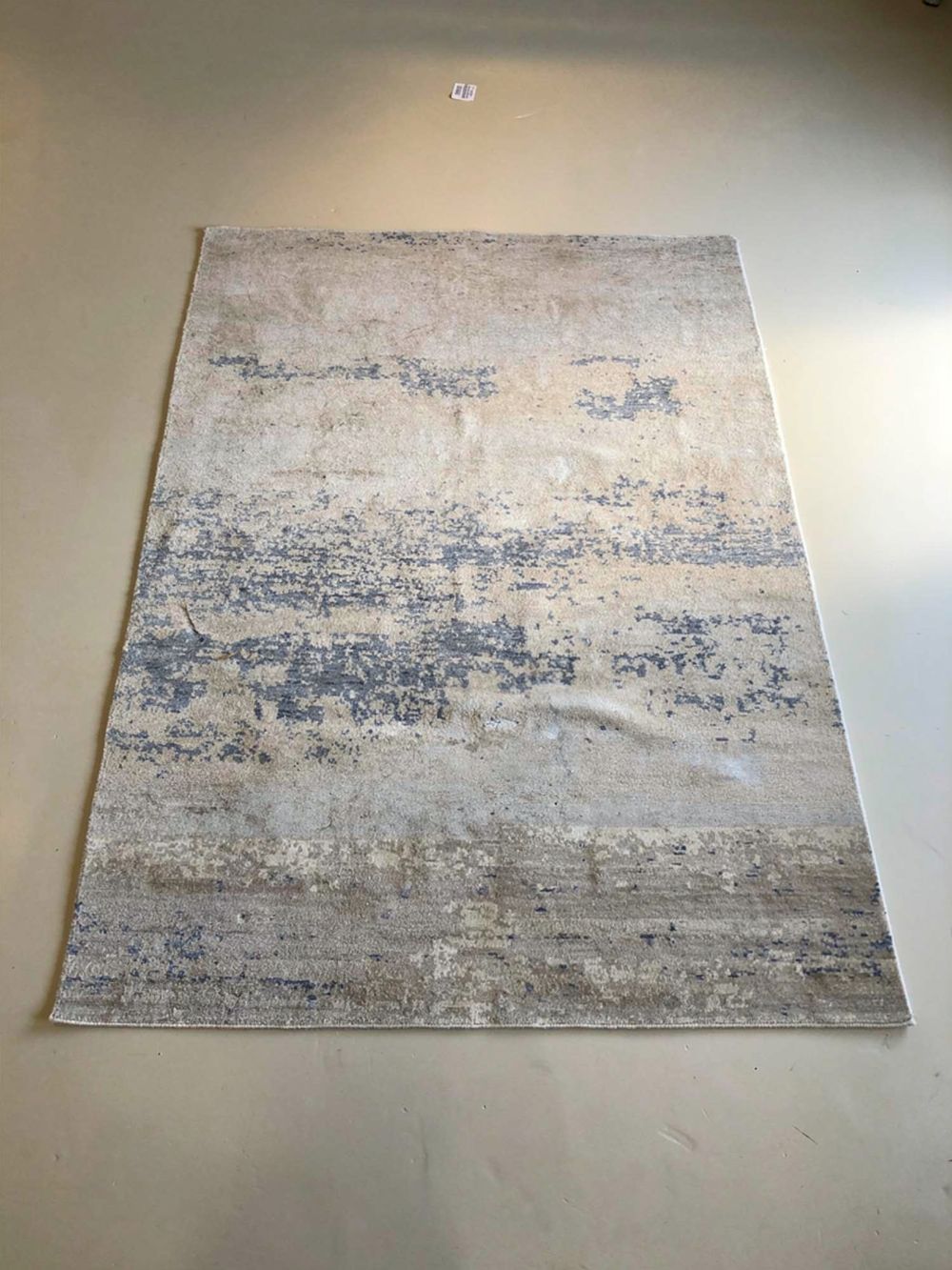 Lot 308: A large Jaipur Rugs hand-knotted contemporary area rug, measuring 150 x 209 {cm}