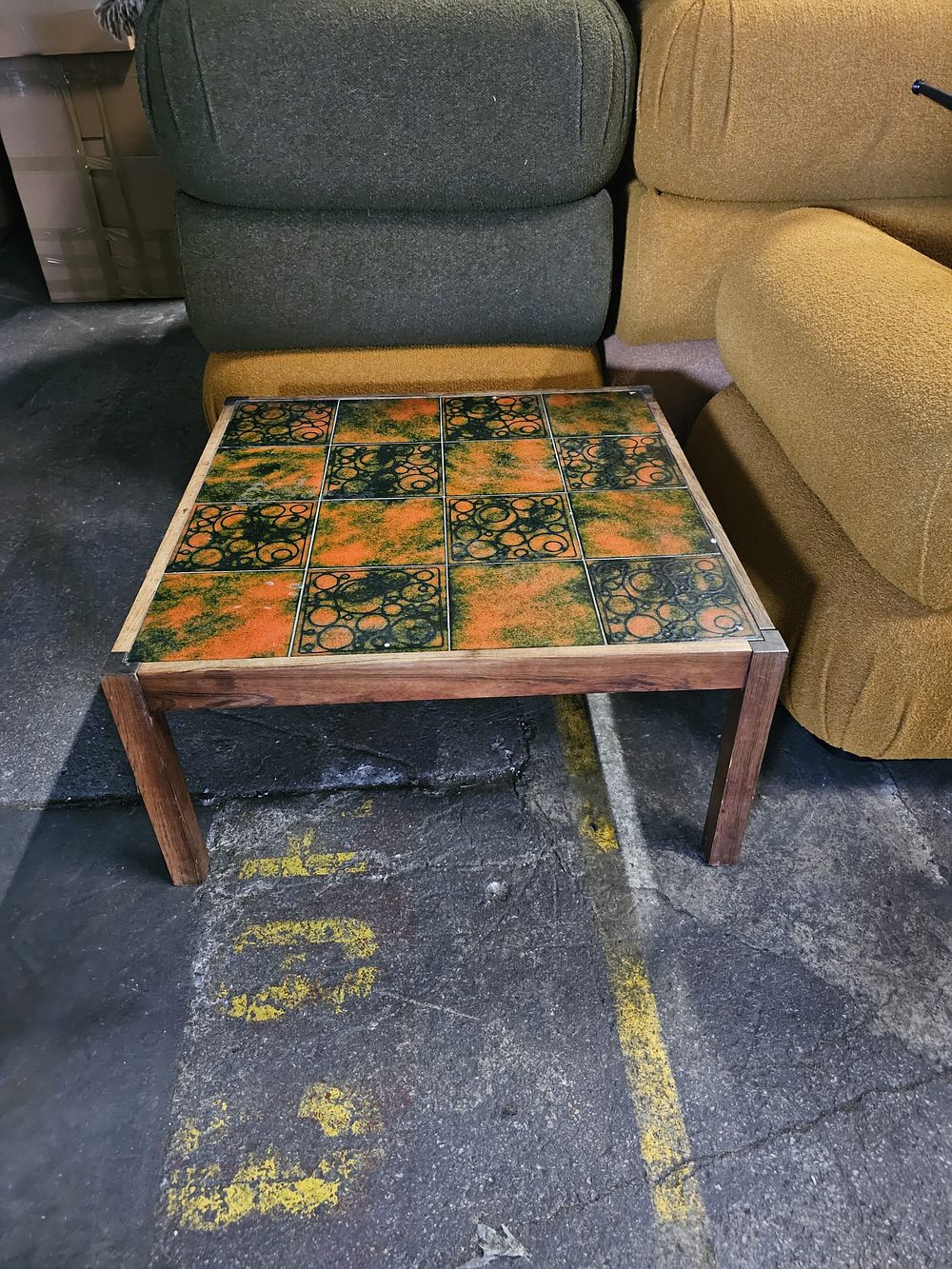 Lot 412: Square coffee table with a tiled top 85 x 85 x 42cm