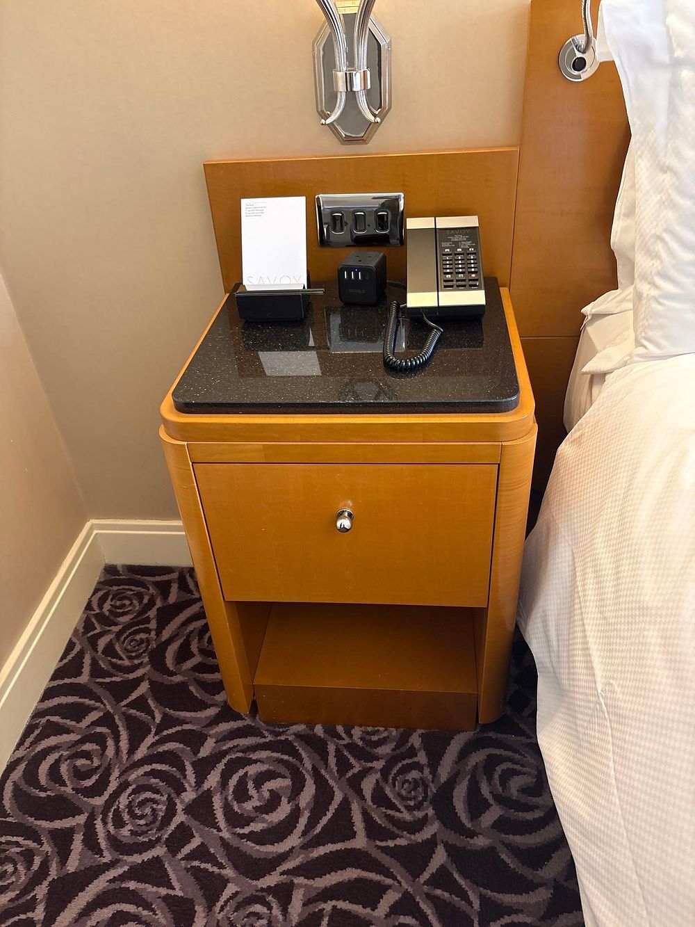 Lot 1085: A Pair of Art Deco Style Maple Bedside Tables / Nightstands by Francesco Molon