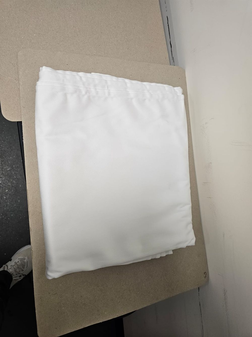 Lot 609M: 12 x Rivolta Carmignani Linen Tablecloth- 140 x 140cm FRMCZ Lincoln-Two hems of 1cm and 2 selvedges