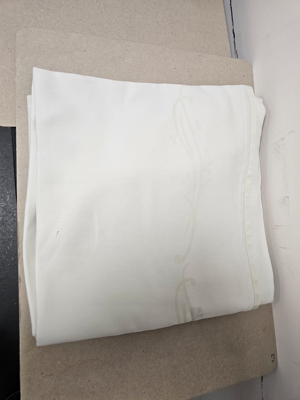 Lot 611P: 12 x Rivolta Carmignani Linen #Even7 Table cloth white 180 x 370cm [ LOC PA 14] Lot closed