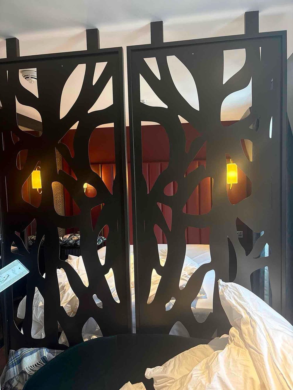 Lot 2903: Laser-Cut Metal Space Divider Screen – Art Deco & Botanical Motif