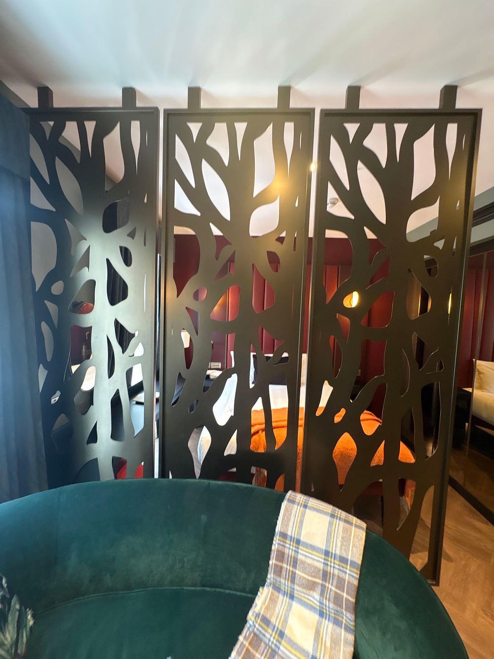 Lot 2905: Laser-Cut Metal Space Divider Screen – Art Deco & Botanical Motif