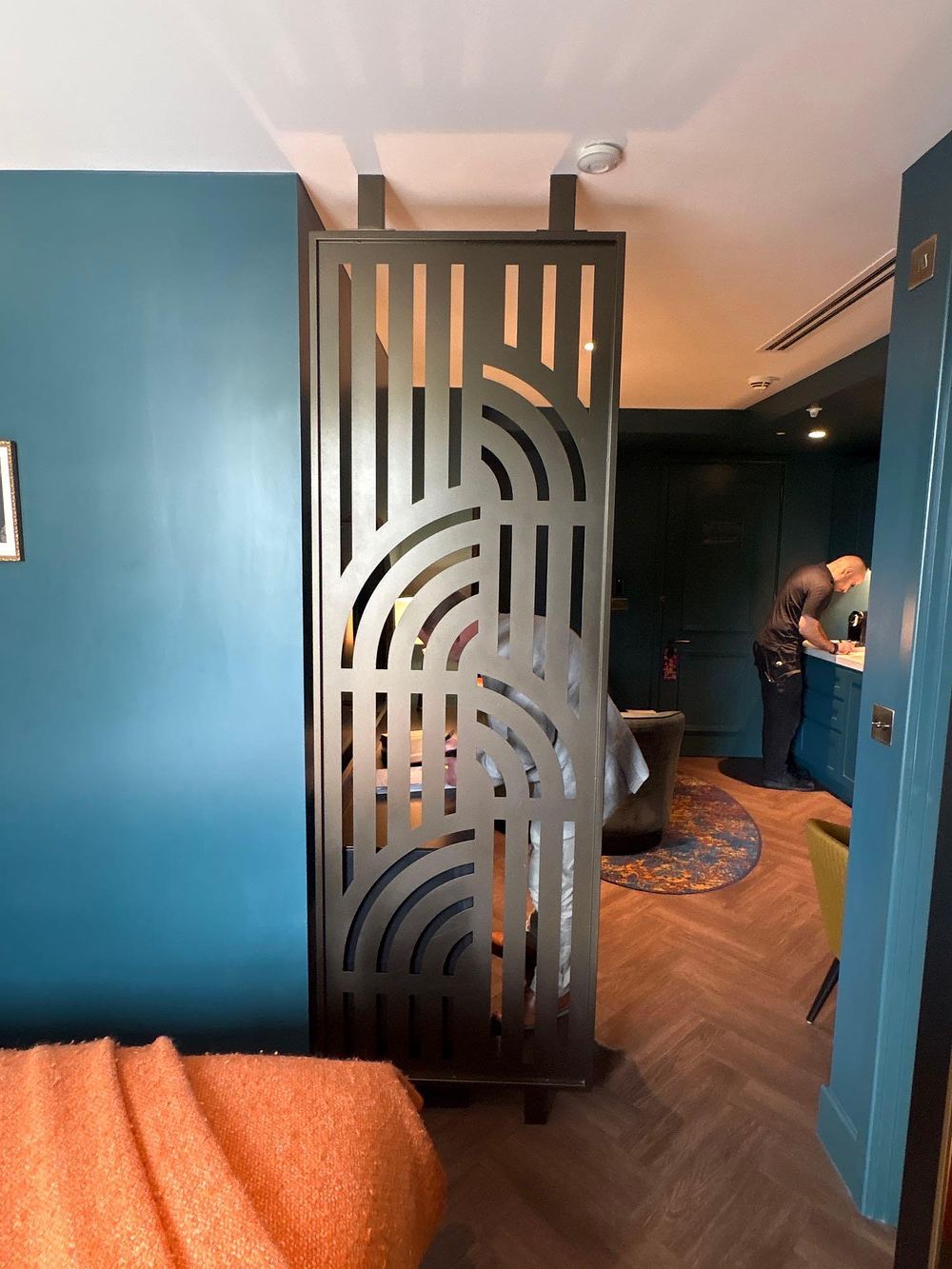 Lot 2916: Laser-Cut Metal Space Divider Screen – Art Deco & Botanical Motif