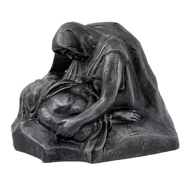 Скульптура. Скорбь матери. Металл. Размер 14 х 10 см. Скорбь матери в Волгограде - замыкающая 