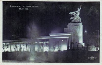 1937 г. Всемирная выставка в Париже Советский Павильон . Напротив Советского павильона 
