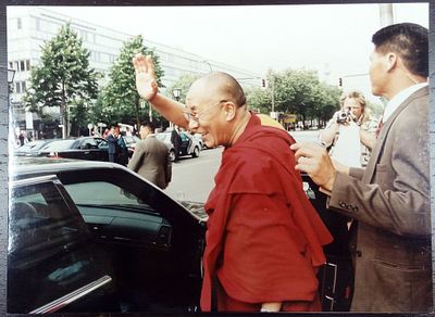 1998 г. Далай Лама в Берлине. Официальное фото. Размер 20,7х15 см