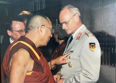 Далай Лама . На приеме Фонда Фридриха-Науманна рядом с FDP 1998 г. В берлинском отеле "Адлон" 