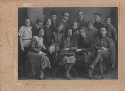 Начало 20х годов. Студенты.16,5х 23 см