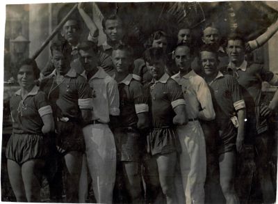 1933 г. Советские спортсмены с наградными знаками 24,5х 18 см