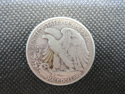 ארבעה מטבעות בעריך חצי דולר, 1945. כסף