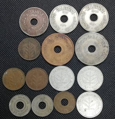 לוט של 14 מטבעות מנדט, עריכים שונים.