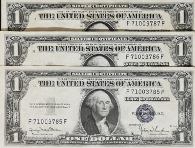 לוט של שלושה שטרות בעריך 1 דולר, 1935. מספרים סידוריים עוקבים, חותמת כחולה. מצבים חדשים