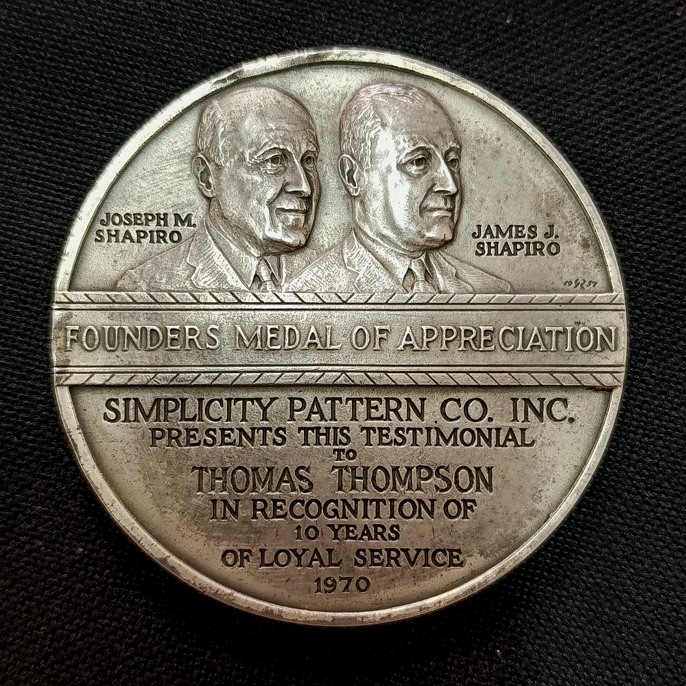 מדליית זיכרון מכסף האחים שפירא
במשקל 200 גרם כסף 925
מכות קלות במסגרת.