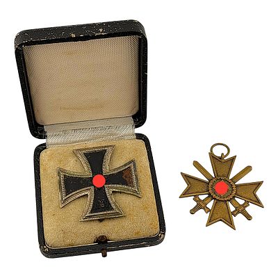 Eisernes Kreuz 1. Klasse mit Etui & Kriegsverdienstkreuz, II. Weltkrieg. German Description 