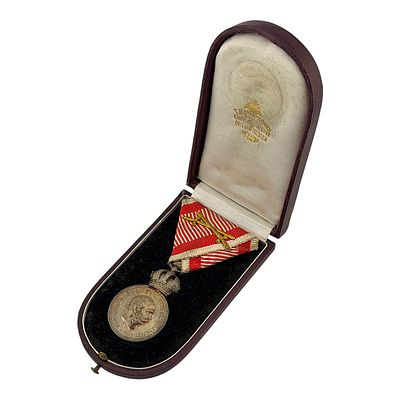 Austria Franz Joseph I. Silver Signum Laudis with Swords in Dedication Case Mayer's S&ouml;hne. Origin 