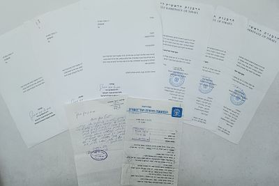 אוסף מסמכים ומכתבים בחתימות רבנים. כשערים ושמונה מסמכים, רובם הגדול בענייני כשרות בחתימת רבנים 