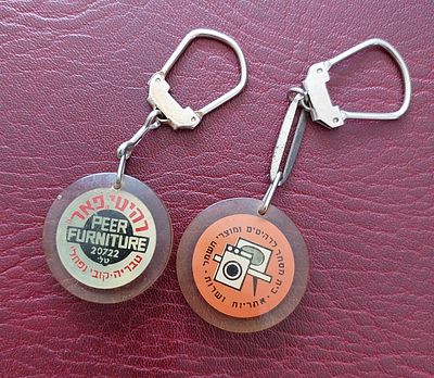 2 מחזקי מפתחות ישנים, פירסומיים.