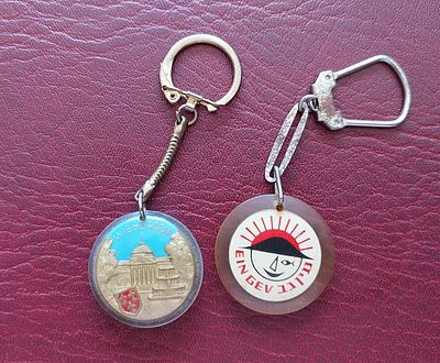 2 מחזקי מפתחות ישנים, פירסומיים.