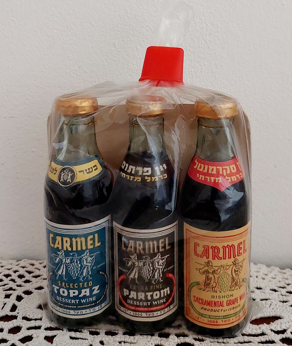 3 בקבוקים קטנים, כרמל מזרחי, יינות מתוקים. שנות 70 , גובה -11.5 ס"מ , מארז נדיר ביופיו שמור מאד, סגור הרמטי.