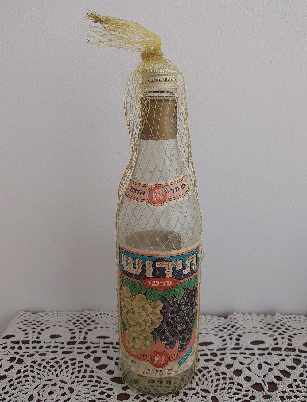 בקבוק ריק תירוש שנות 70. לתצוגה.