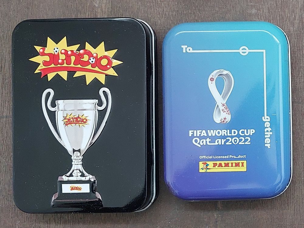 2 קופסאות פח צבעוני , לאחסון קלפים. מצב חדש.