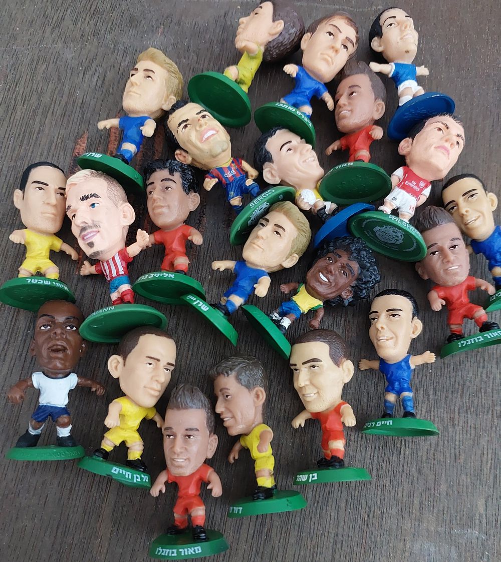 קובץ של בובות סופרגול" נישמר חדש בשקית.