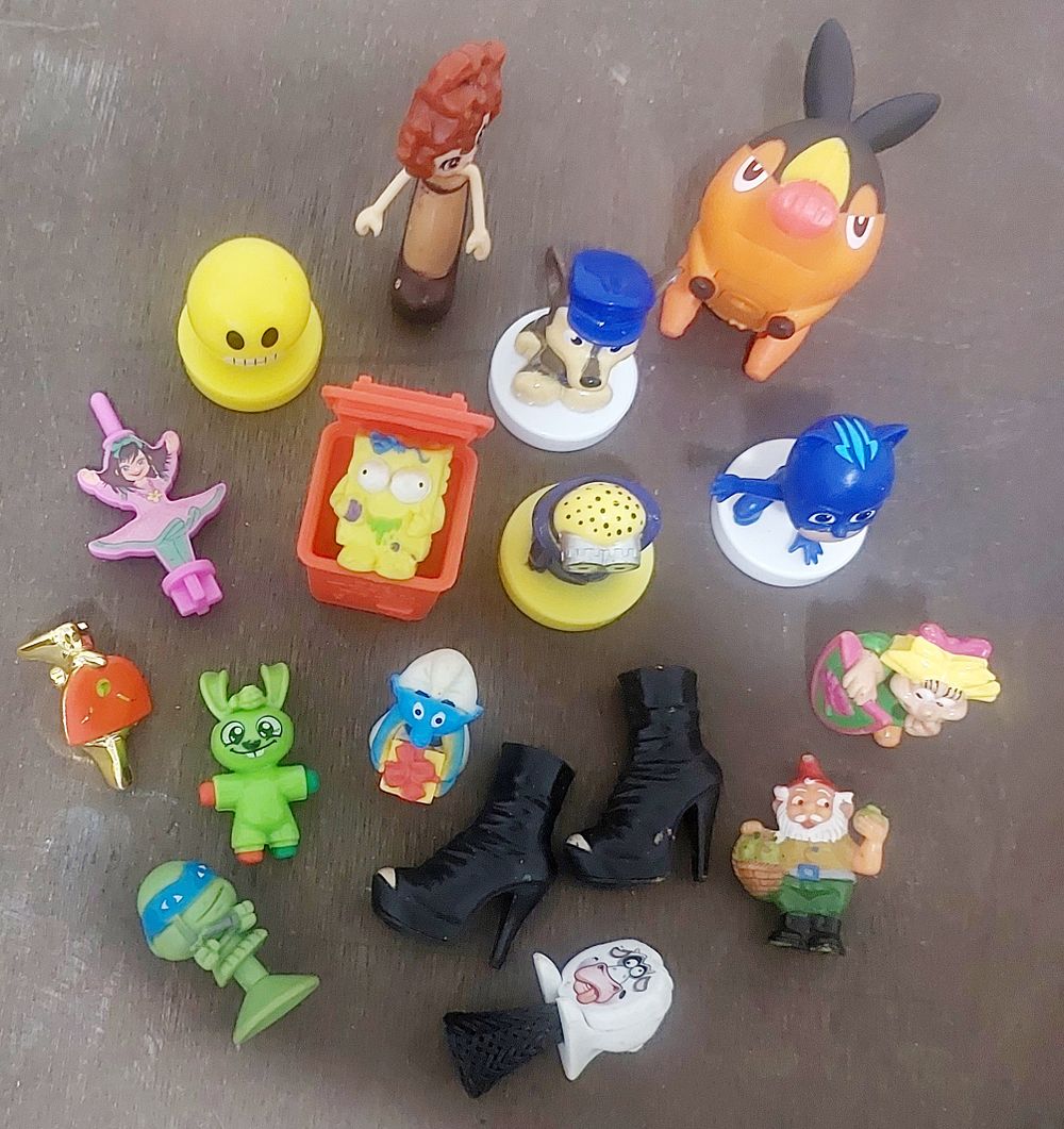 מיקבץ בובות שונות , בינהם עים חותמות.