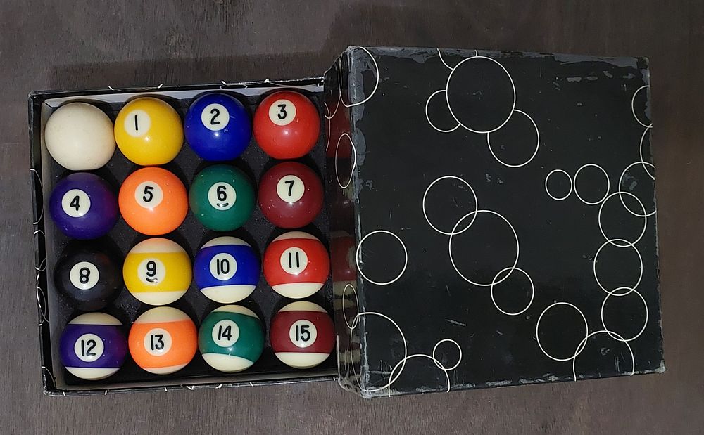 קופסא ישנה , עים כדורי סנוקר אכותיים. במצב מצוין.