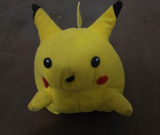 בובת פיקצ'ו" ישנה איכותית, גובה: 17 ס"מ.