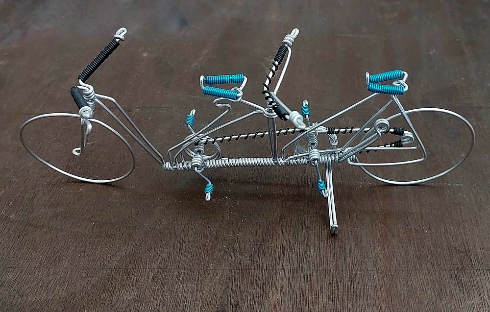 דבאל אופן, מעשה ידיי אומן, [לא סיני] עשוי חוטי אלומניום. אורך 27 ס"מ.