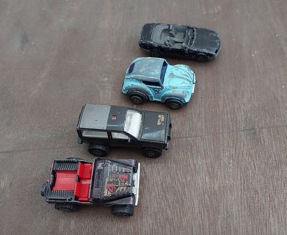 4 מכוניות מתכת ישנות, מצב טוב.