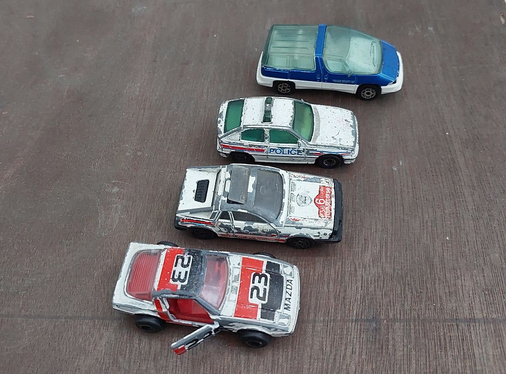 4 מכוניות מתכת ישנות, מצב טוב.