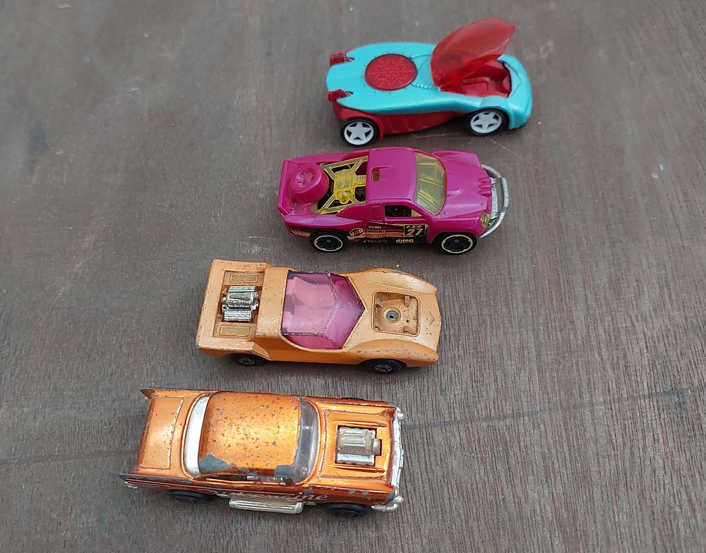 4 מכוניות מתכת ישנות, לאספן מבין עניין. מצב לוקסוס.