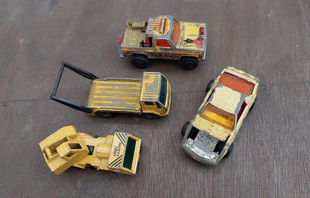 4 מכוניות ממתכת ישנות חברת מוטובוקס אנגליה.