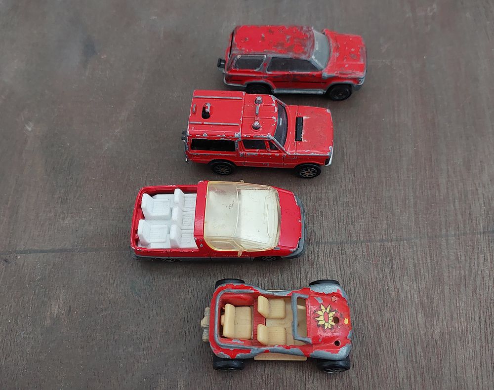 4 מכוניות מתכת ישנות, מצב טוב.