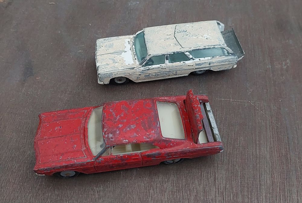 2 מכוניות מתכת ישנות, תוצרת ישראל , אורך: 11.5 ס"מ , מצב טוב, פגעי זמן.