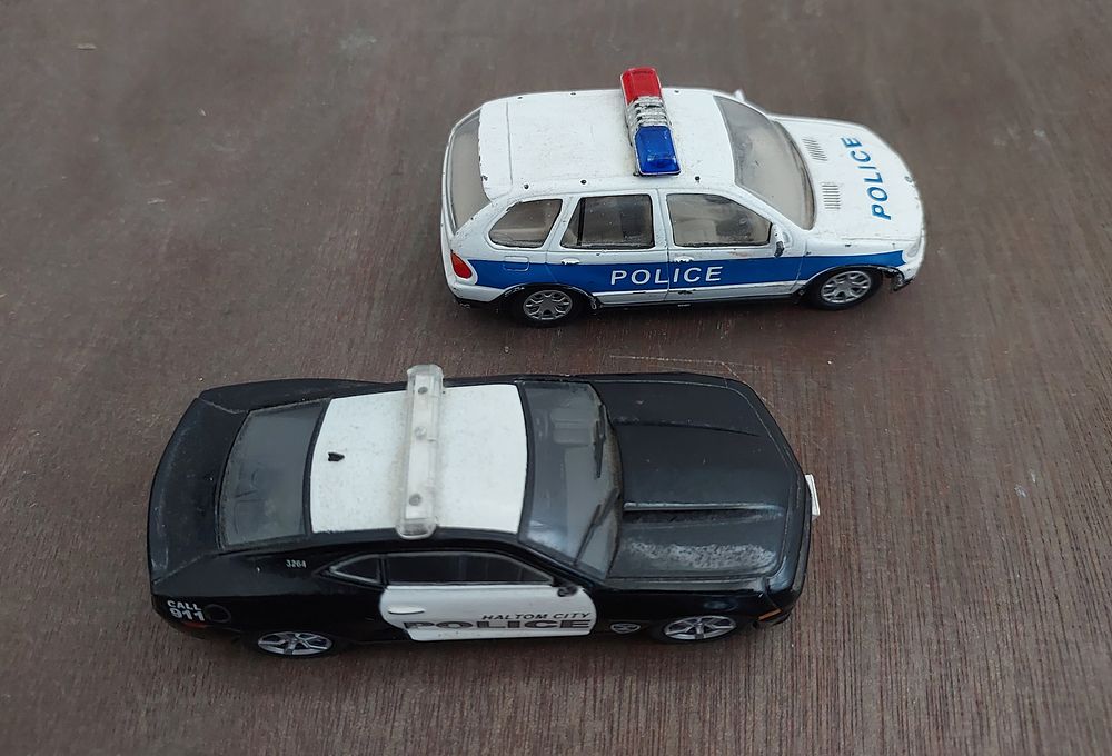 2 מכוניות מתכת ישנות , משטרה , אורך: 12 ס"מ. מצב מצוין.