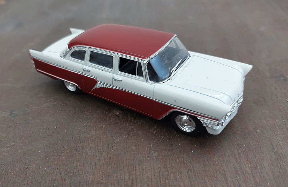 מכונית מתכת גדולה , יפיפיה, אורך : 13ס"מ. מצב כמו חדש.