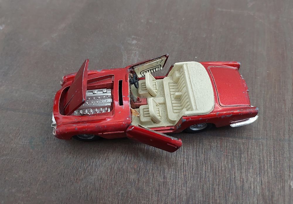 מכונית מתכת ישנה , תוצרת אנגליה , סופר אספנית , דלתות ומנוע ניפתחים, אורך 11ס"מ. מצב מעולה.